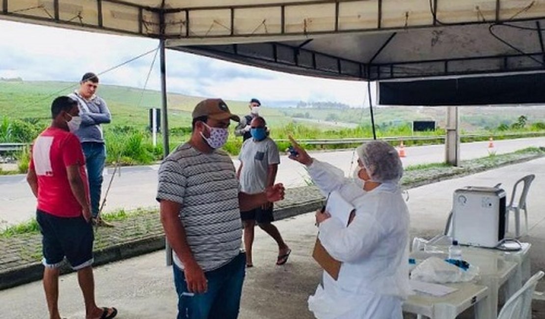Homem fura barreira sanitária e quase atropela profissional de saúde no Sertão