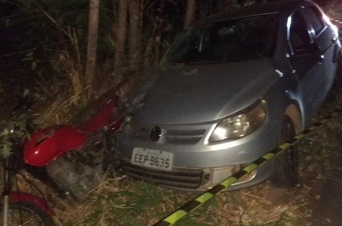 Carro colide na traseira de motocicleta e deixa um homem morto e outro ferido, em Água Branca