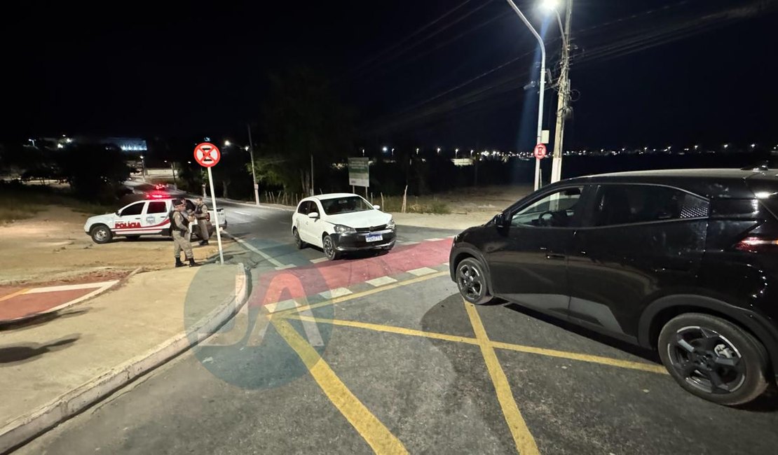 Motorista trafega na contramão e colide com carro elétrico em Arapiraca