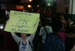 Alunos da UNEAL protestam em frente à Câmara de Vereadores de Arapiraca