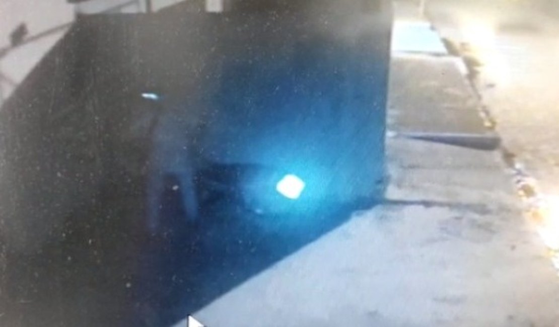 Vídeo. Homem é flagrado furtando retrovisor de motocicleta, em Arapiraca