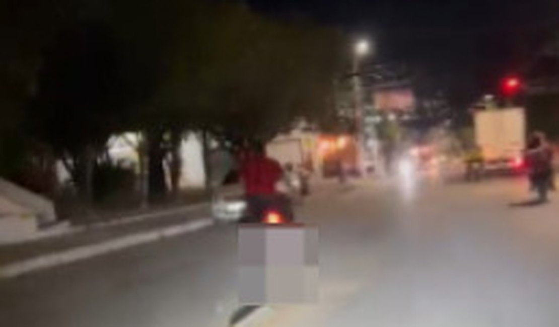 VÍDEO: Condutor 'desnorteado' é filmado sofrendo queda de moto em Arapiraca