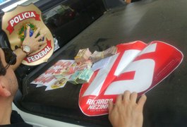 PF apreende veículo com dinheiro e santinhos de candidato de Arapiraca