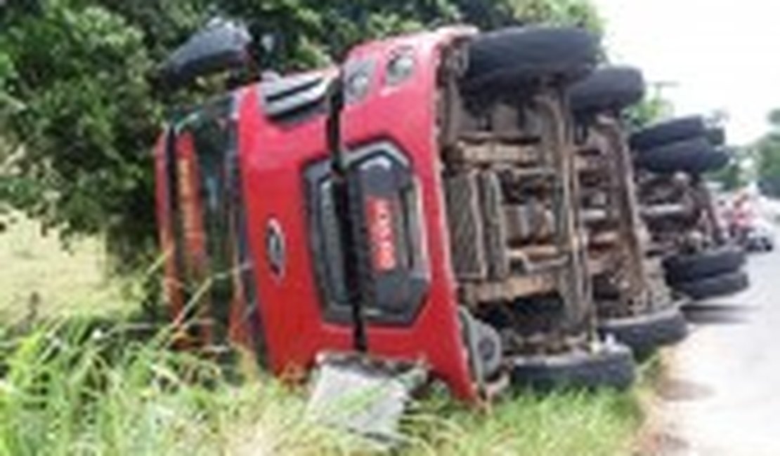 Caminhão com óleo de cozinha tomba na BR-316 e carga é saqueada