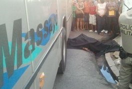 Mulher cai da calçada, é atropelada por ônibus na Rua do Comércio e morre