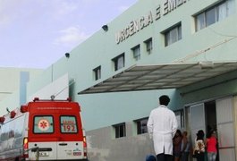 Adolescente é ferido com golpes de facão e tiros na frente de casa