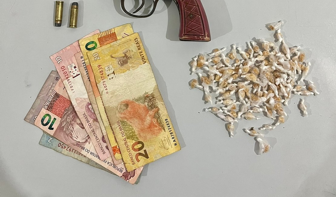 Jovem que escondia crack na casa da sogra é preso no bairro Primavera, em Arapiraca