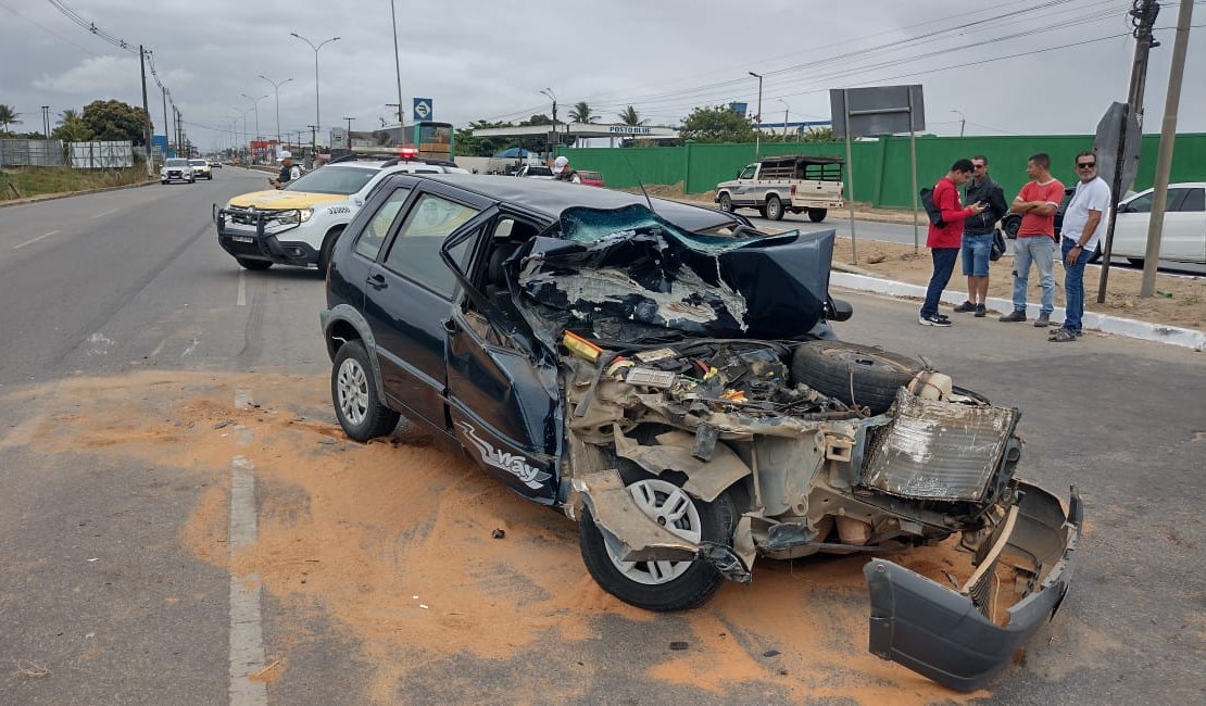 Carro fica com parte frontal destruída em batida com caminhão em Arapiraca