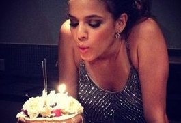 Marquezine comemora 19 anos dançando até o chão em cobertura