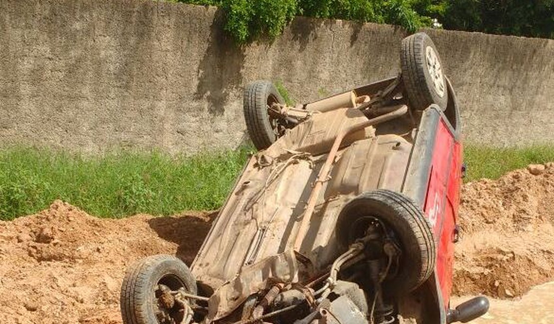 Carro capota deixando duas pessoas feridas em Igaci, no Agreste de Alagoas
