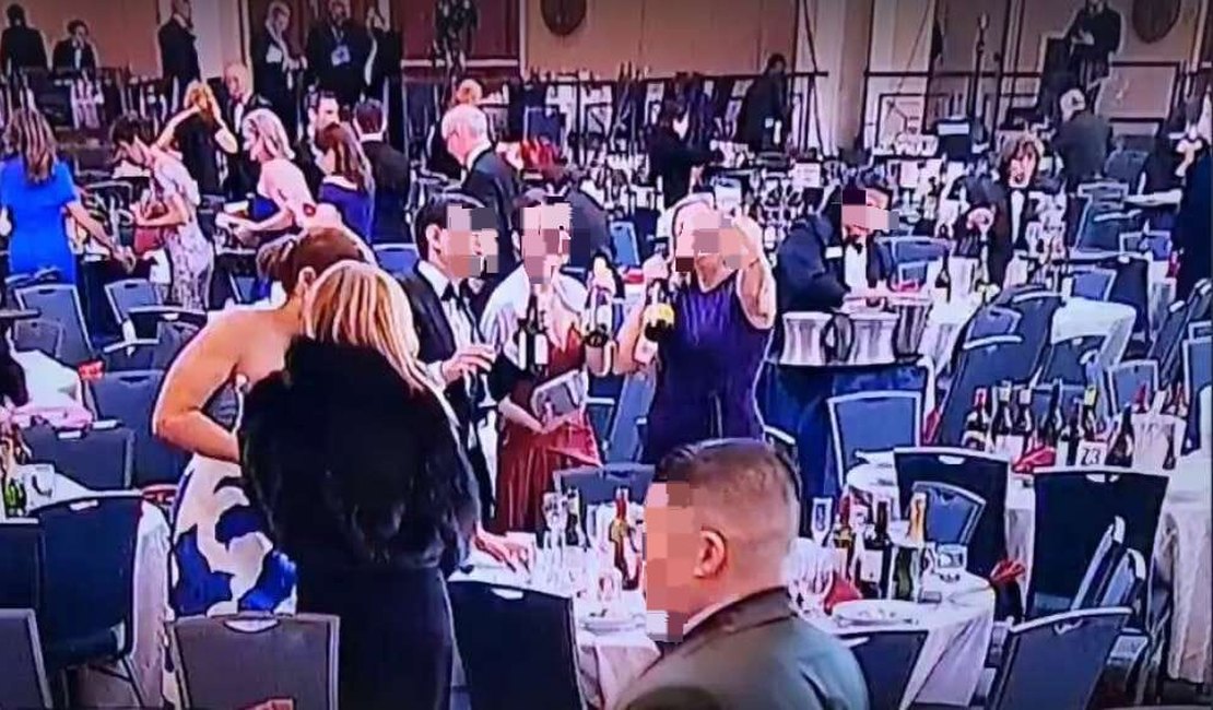 Mulher levando garrafas de bebida de jantar com Trump após tiroteio viraliza