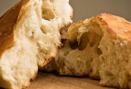 Entenda o que acontece ao corpo quando come muito pão
