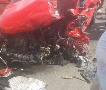 Motorista perde controle, invade contramão e colide contra caminhão em São Sebastião