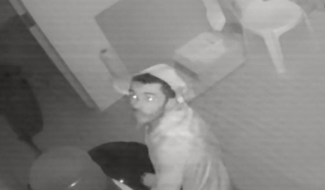 VÍDEO: Câmera de segurança flagra homem furtando gráfica no bairro Brasília, em Arapiraca