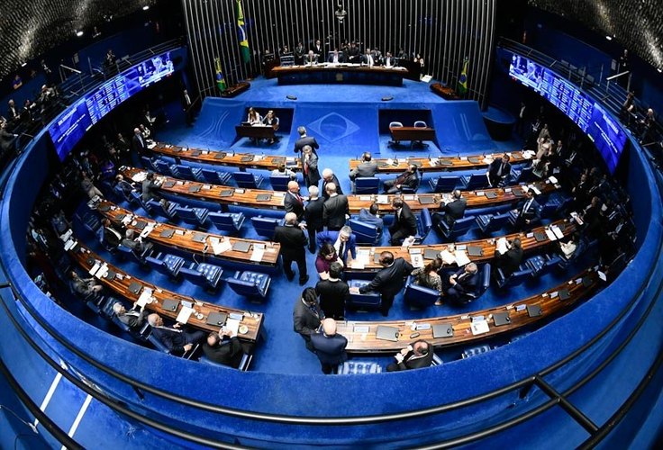 Plenário vota suspensão do decreto das armas, PECs e medidas contra corrupção