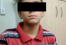 Garoto de 12 anos é detido por andar com arma na mochila escolar