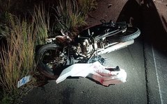 Motorista invade contramão e ocupantes de motocicleta morrem instantaneamente