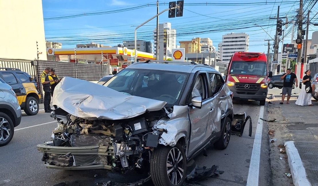 Colisão entre dois carros deixa três pessoas feridas em Maceió