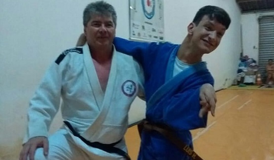 Faixa marrom no judô, arapiraquense com paralisia cerebral tem sonho de competir em paralimpíada