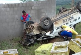 Duas pessoas ficam feridas após capotamento de veículo no Sertão