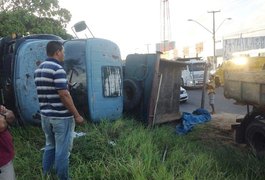 Condutor perde controle e caminhão carregado de areia tomba em Maceió