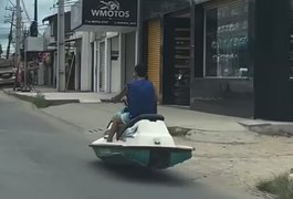 Homem é flagrado ‘pilotando’ moto aquática pelas ruas de Maceió