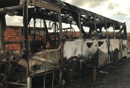 Vândalos incendeiam ônibus em terminal do Benedito Bentes, em Maceió