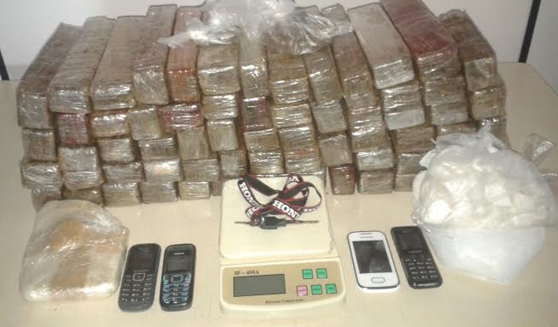 Polícia apreende 30 kg de maconha, 1 kg de cocaína e prende quatro