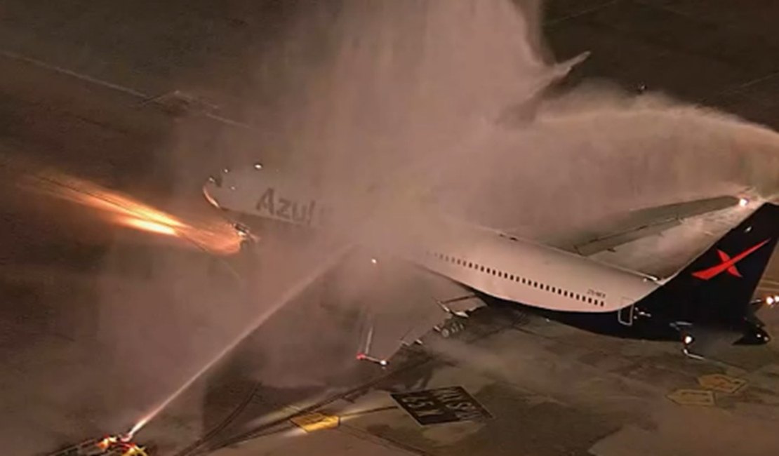 VÍDEO: Avião da Seleção é 'batizado' antes de viagem para a Copa do Mundo