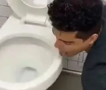 Influencer que apareceu lambendo privada de banheiro público testa positivo para Covid-19