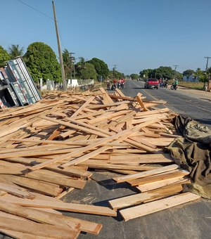 VÍDEO. Caminhão carregado com madeira tomba na rodovia AL-110, em Arapiraca, e deixa trecho interditado