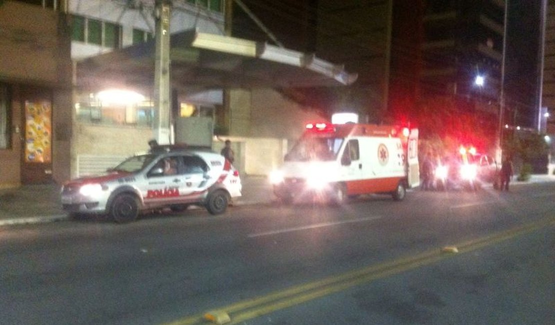 Homem é espancado após causar tumulto na orla da capital