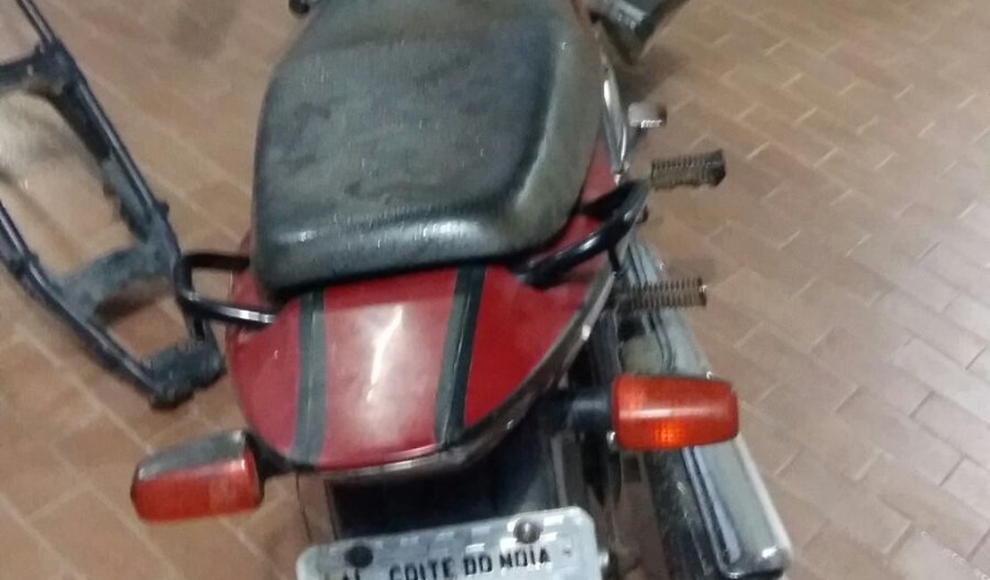 PM encontra moto roubada abandonada em Arapiraca