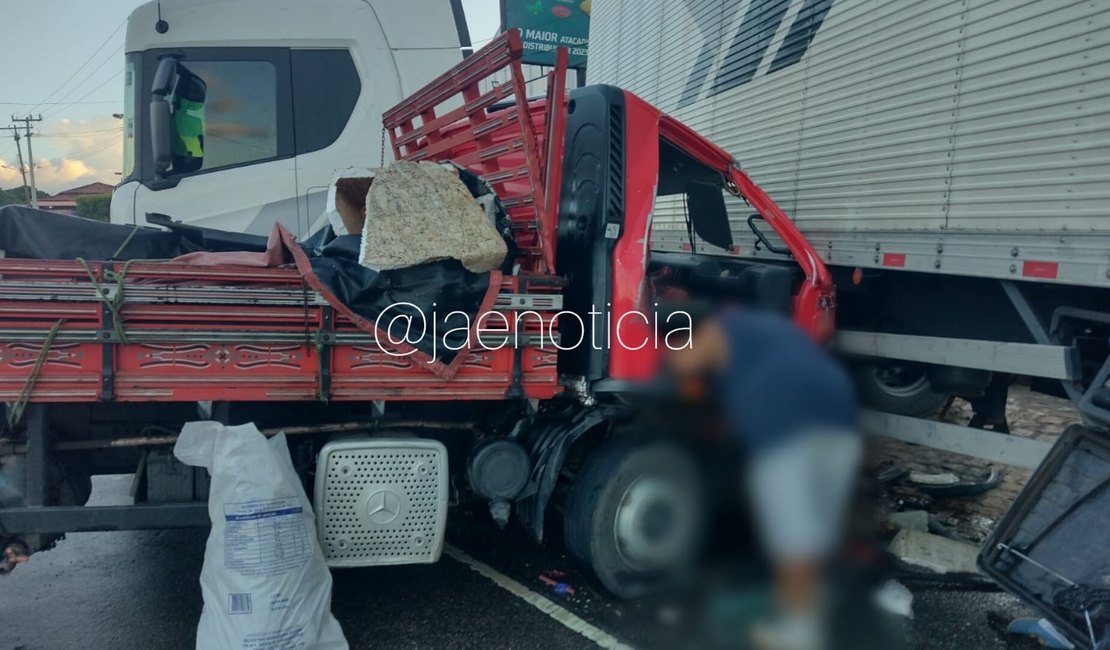 Colisão entre carreta e caminhão deixa vítimas presas às ferragens, em Arapiraca