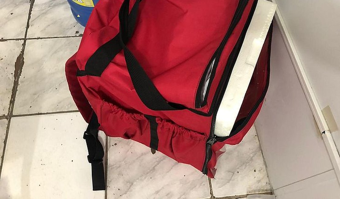Com mochila de aplicativo, homem entregava drogas, em AL