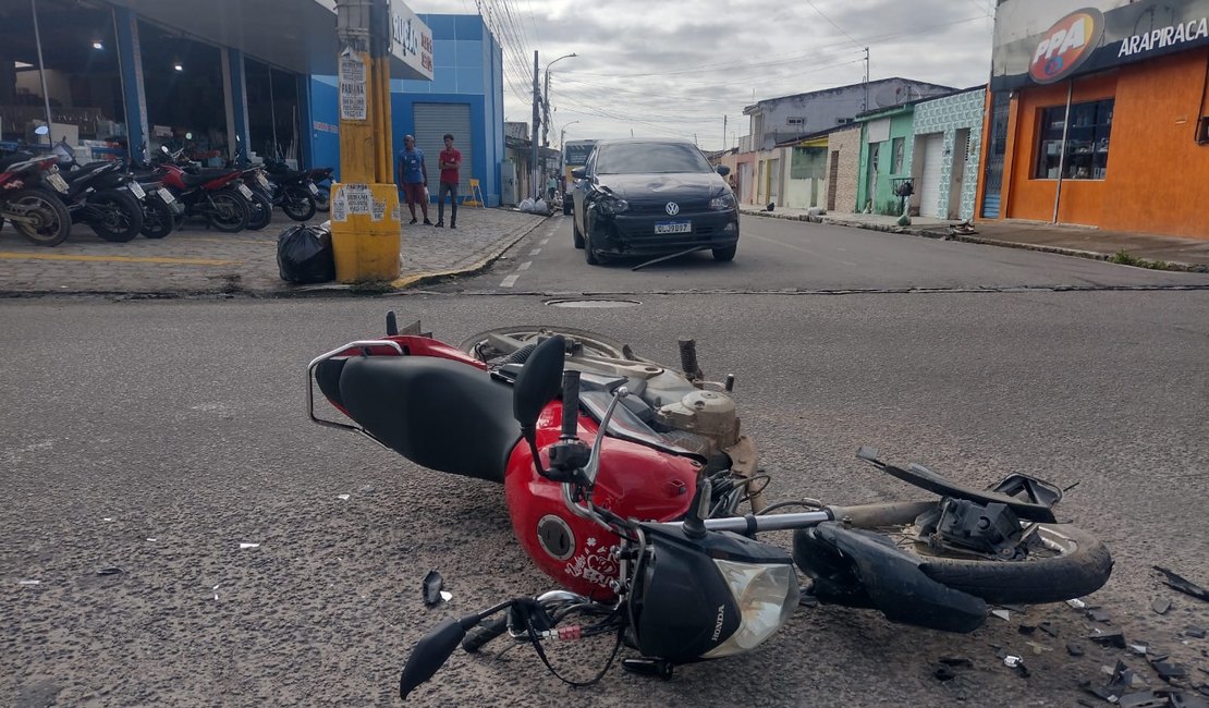 Colisão entre carro e moto é registrada em Arapiraca; assista