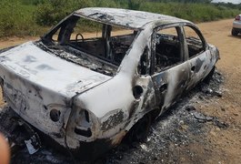 Táxi furtado em Arapiraca é encontrado carbonizado em Girau do Ponciano