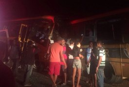 IC analisa vestígios de ônibus estudantis envolvidos em acidente