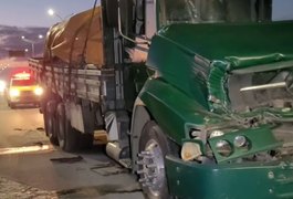 Colisão entre caminhões deixa prejuízos materiais na AL-115, em Arapiraca
