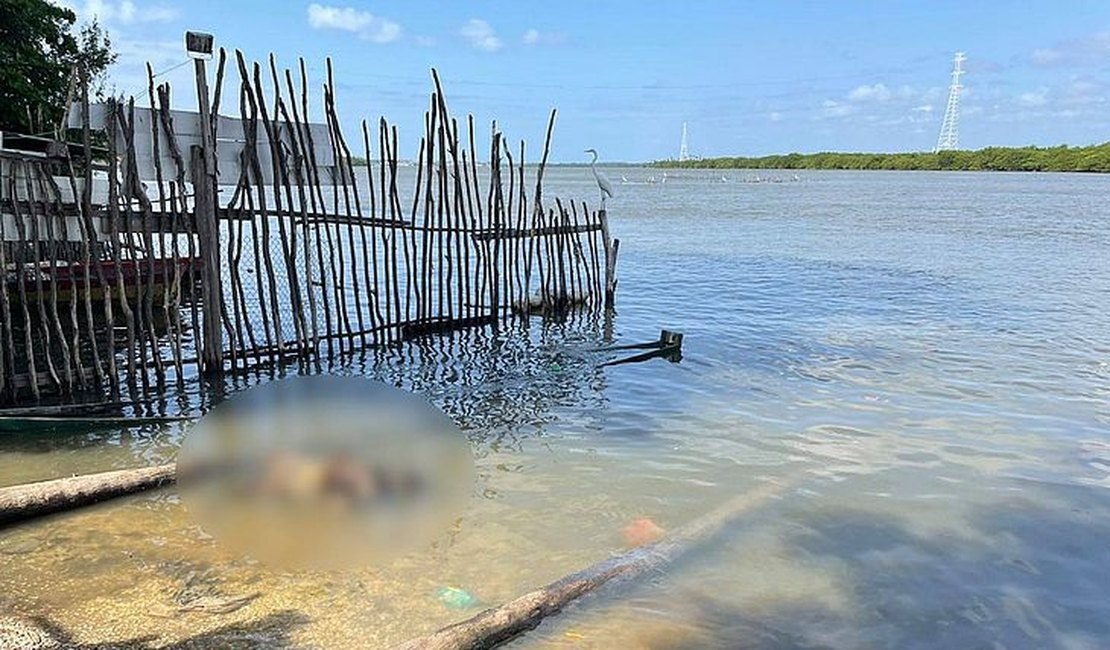 Cadáver carbonizado em estado avançado de decomposição é encontrado boiando em Maceió