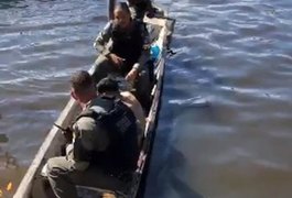 Militares utilizam canoa para capturar suspeito de roubo que tentou fugir pela Lagoa Mundaú