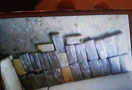 Suspeitos de tráfico de drogas prestam esclarecimentos na delegacia de Arapiraca