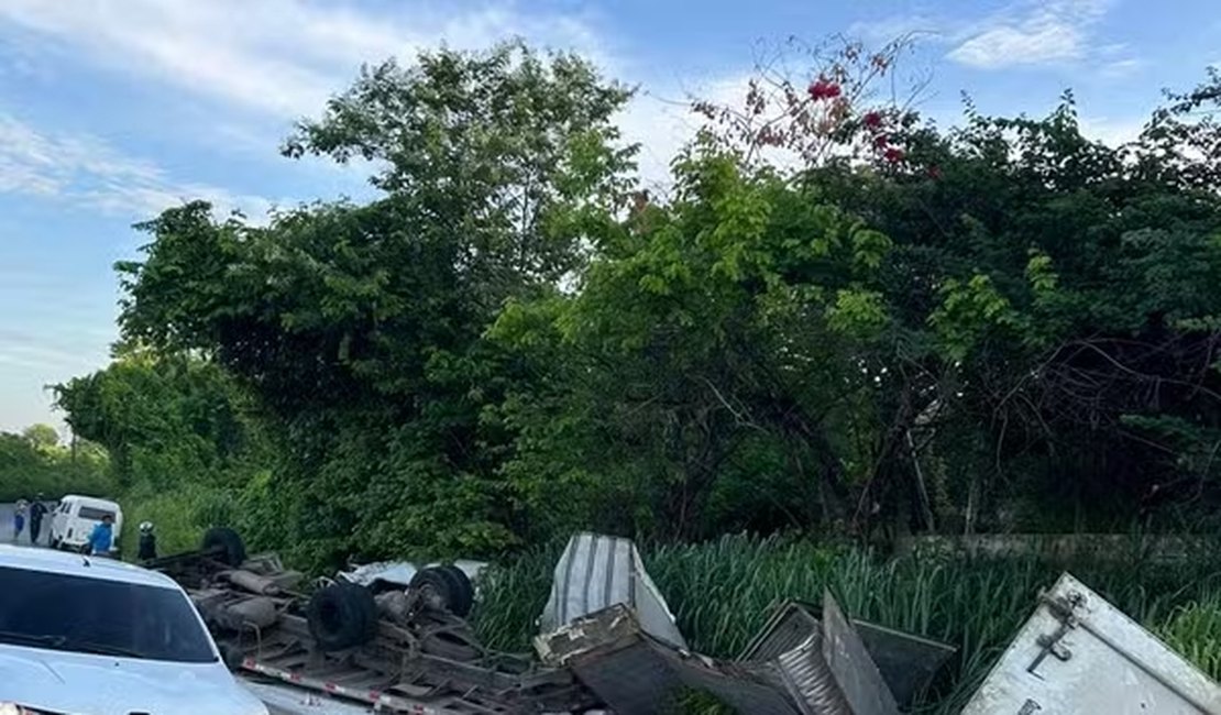 Caminhão bate de frente com Kombi e oito pessoas morrem no interior de Pernambuco