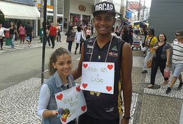 Foto de noivos vendendo trufas para casar viraliza e eles ganham apoio de voluntários