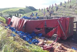 Carreta carregada de cerveja e refrigerante tomba e deixa feridos em Messias