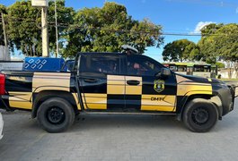 Moto é removida após ser estacionada em área de circulação de pedestres na orla de Maceió