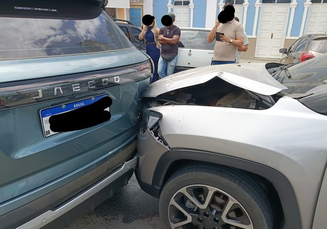 Colisão entre dois carros é registrada no Centro de Limoeiro de Anadia