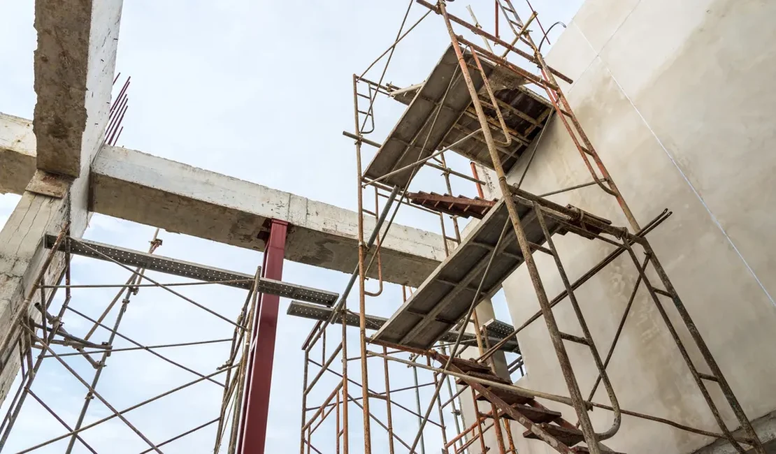 Homem cai de andaime e fica com suspeita de fratura em Limoeiro de Anadia