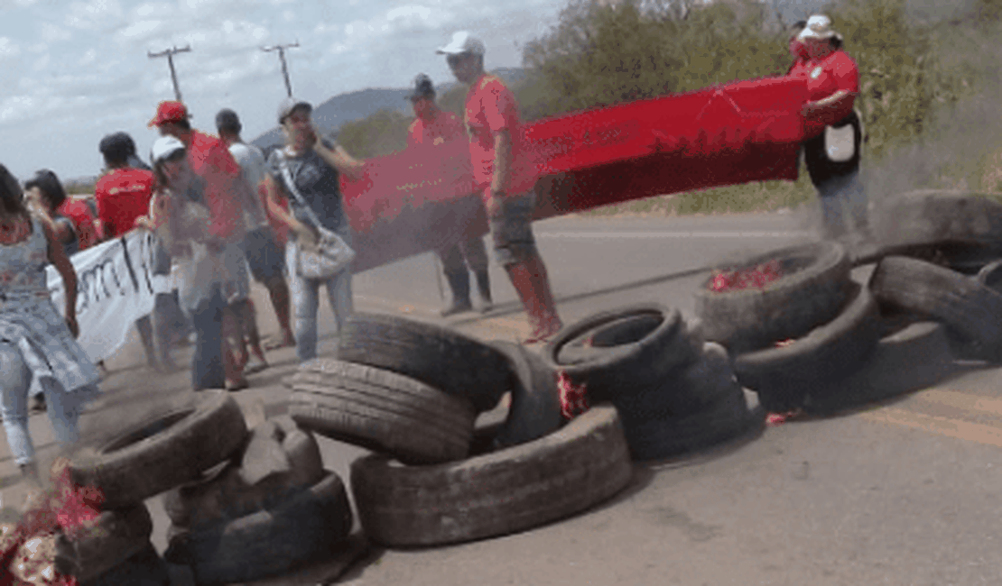 Família de jovem que foi encontrado em cisterna, no Agreste, faz protesto pedindo por Justiça