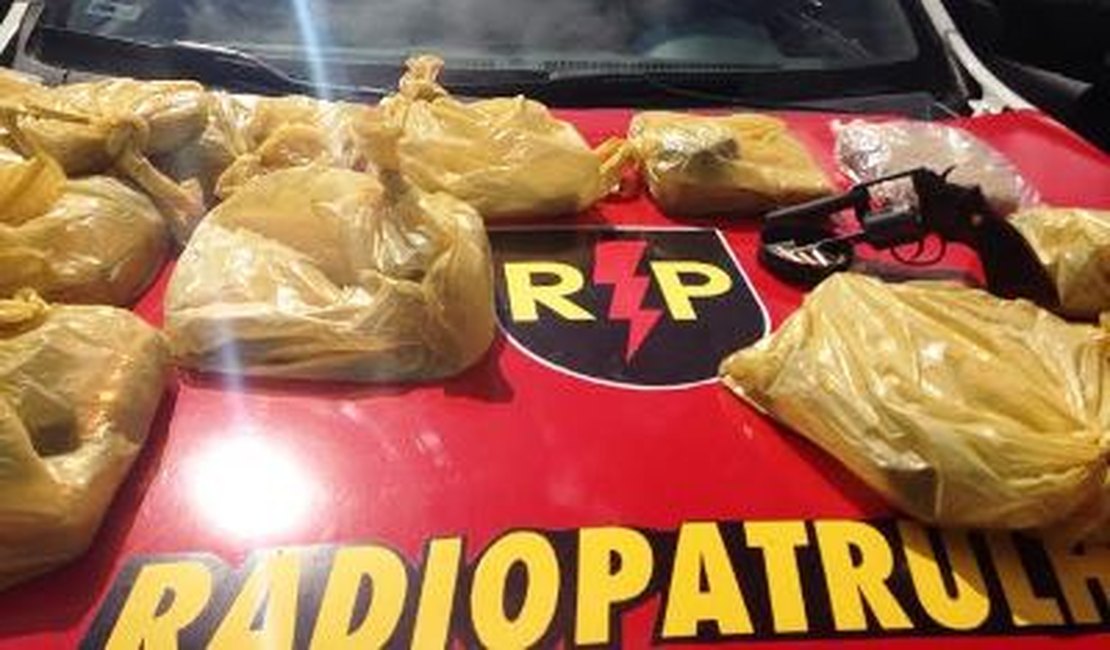 Com ajuda de cães farejadores PM apreende 1,2 kg de maconha